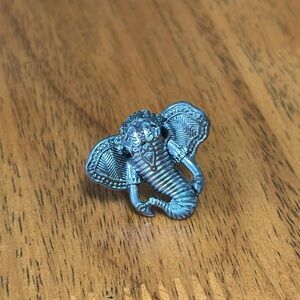 Elephant fashion ring with black faceted crystal eyes. Silvertone size 6